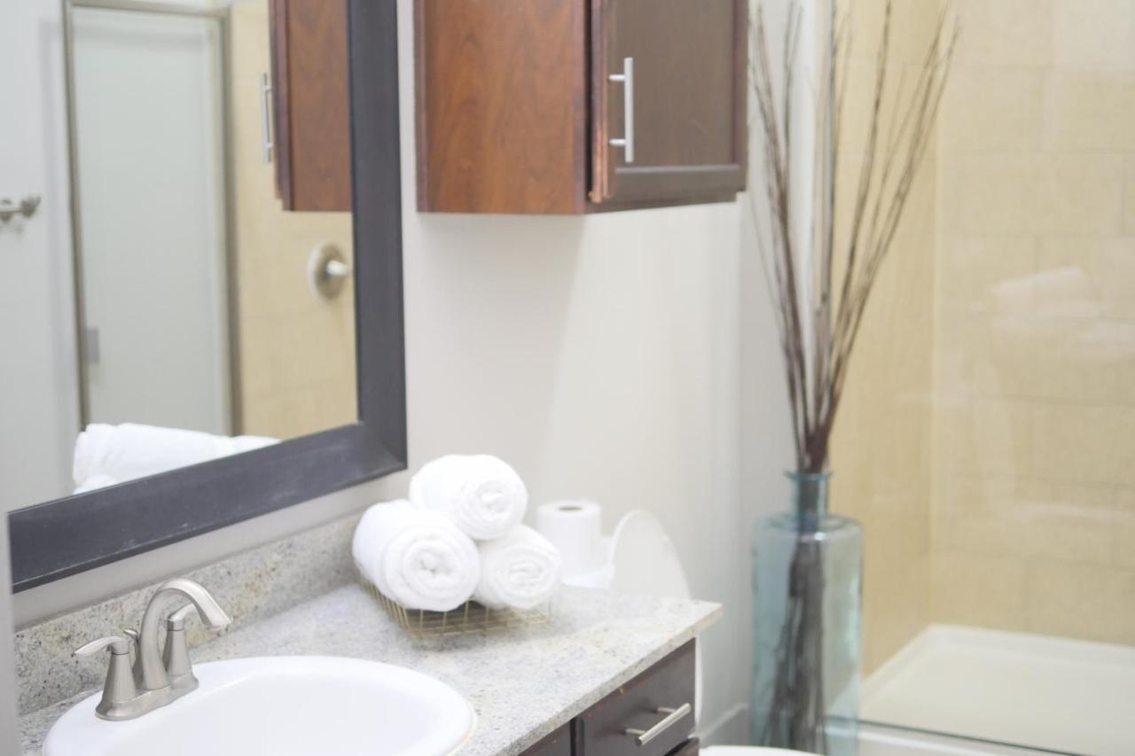 Апартаменты Urban Oasis Your Perfect Getaway In The Heart Of Downtown! Хьюстон Экстерьер фото